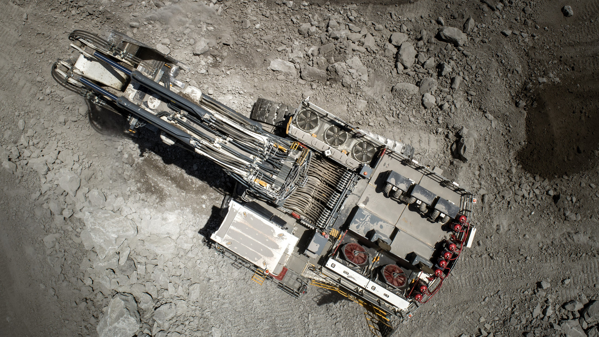 Overhead view of a Liebherr R 9600 mining excavator showing the cooling packs, hydraulic lines and deck layout